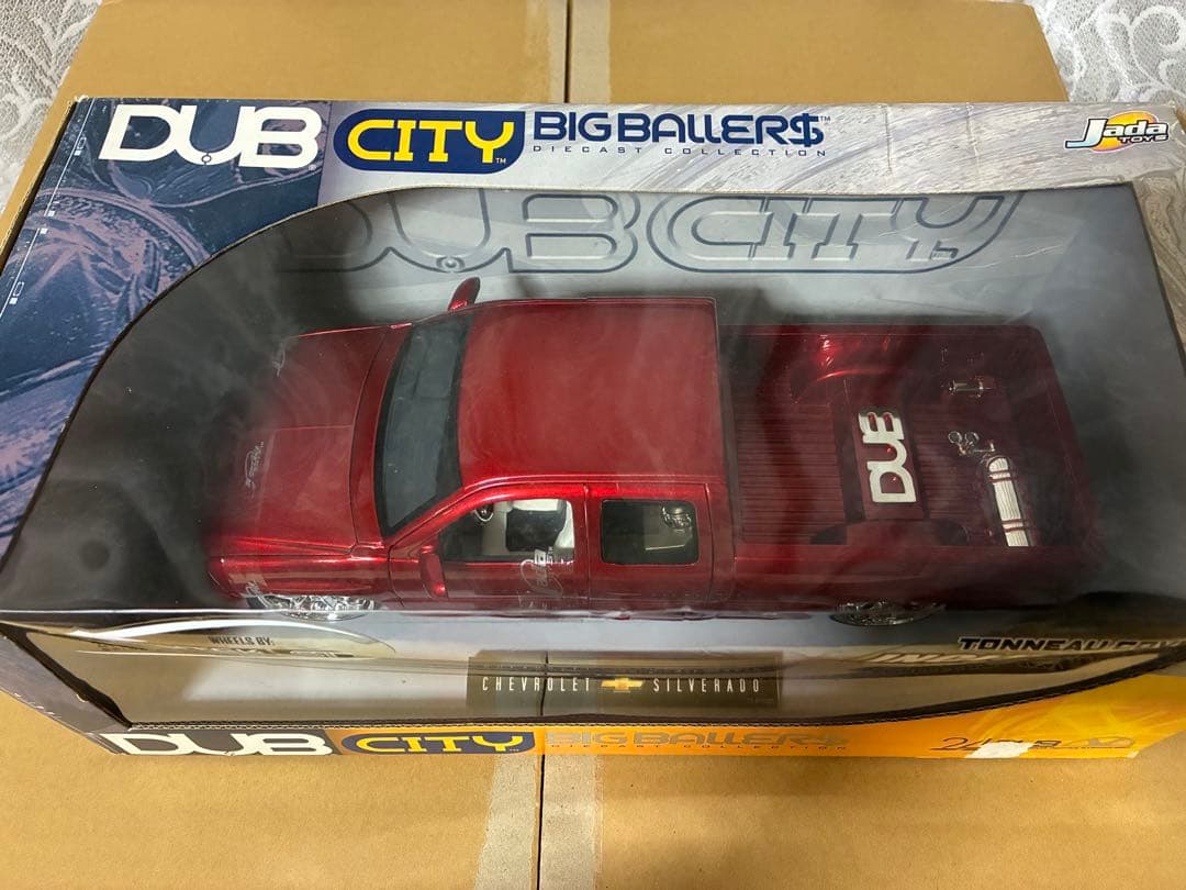 DUB CITY Chevrolet Silverado 1/18ミニカー