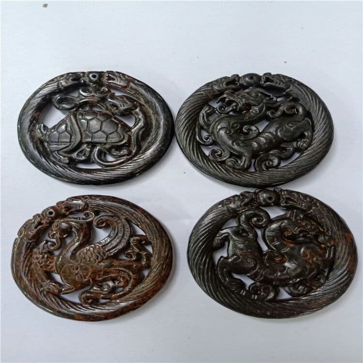 石四大神獣、青龍、朱雀、玄武、白虎の両面に玉璧が彫られています。