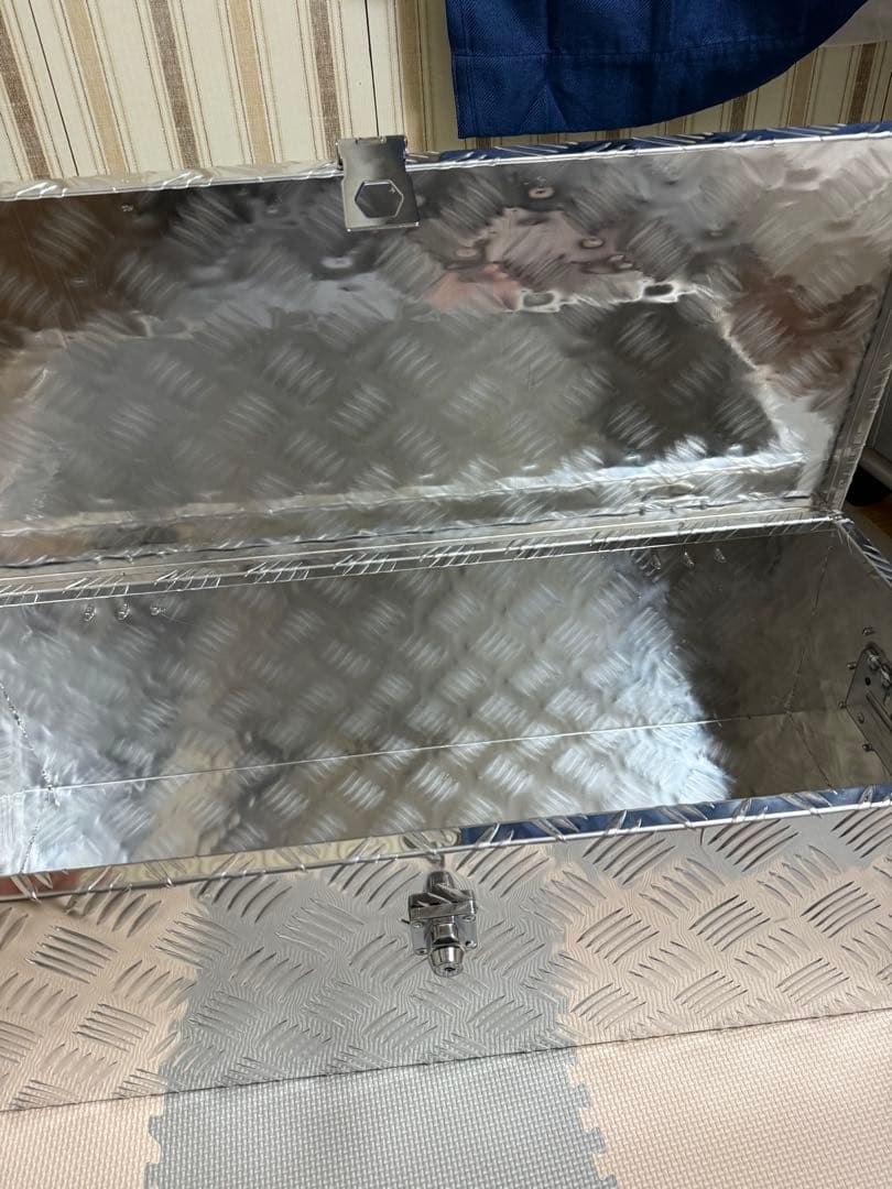 アルミボックス　鍵付き　軽トラ　ハイラックス