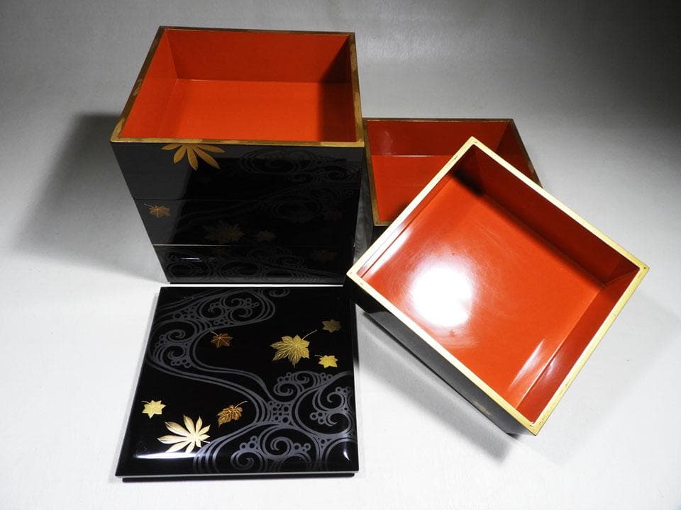 ●五段重 重箱 流水紅葉楓蒔絵 時代 木製漆器 美品 明治 箱付 高さ38㎝