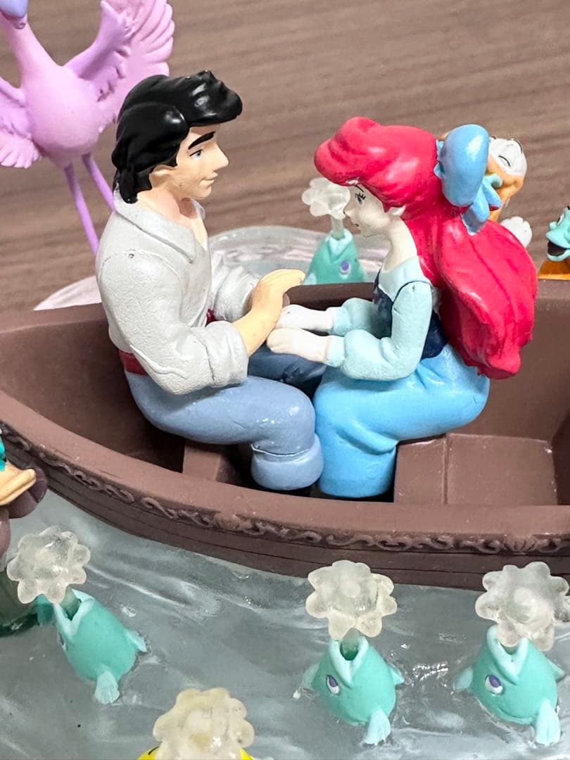 リトルマーメイド アリエル & エリック キスザガール LED フィギュア