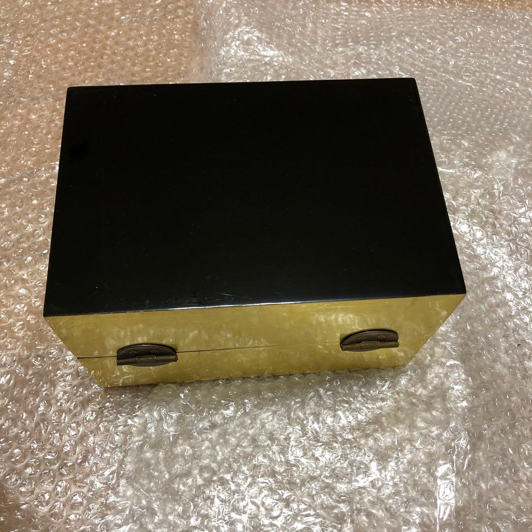 ジュエリーボックス　宝石箱￼ 漆器　　新品未使用￼金色 トンボ装飾付き