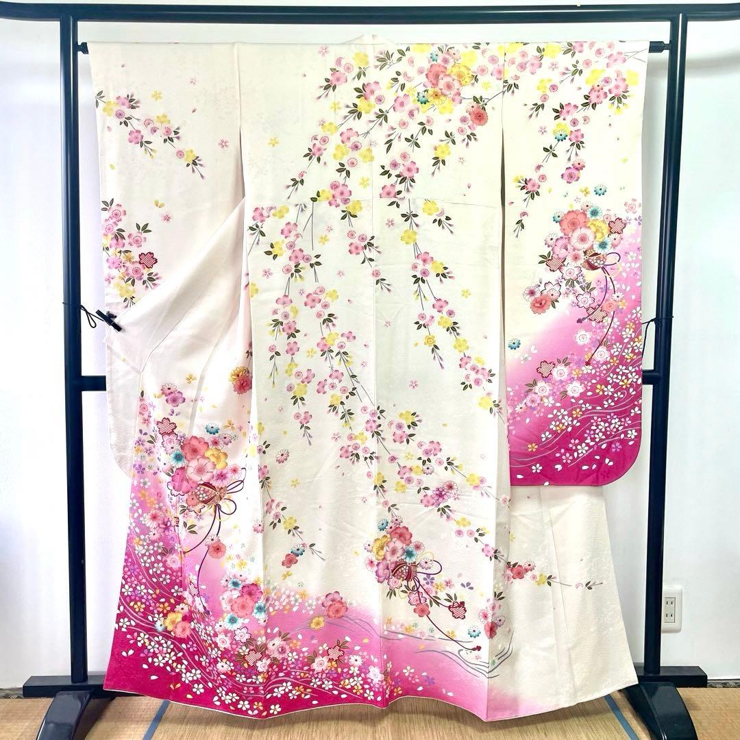 ［振袖］正絹　やわらかい白　ぼかし　桜　菊　草花　毬　流水　地紋　ママ振り