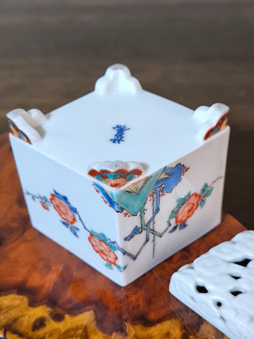 十二代　酒井田柿右衛門　牡丹紋様香炉　菱形香炉　共箱