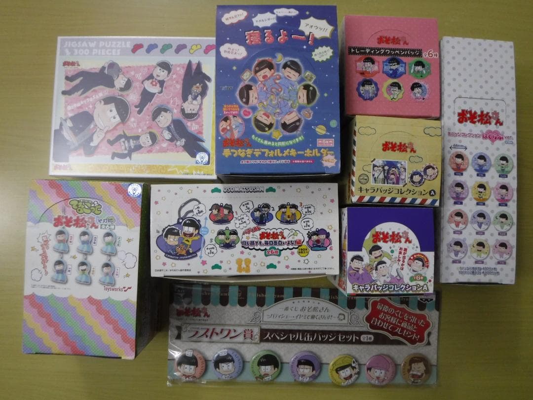 おそ松さん　グッズ　BOX９点セット　缶バッジ・マスコット・ラバーキーホルダー他