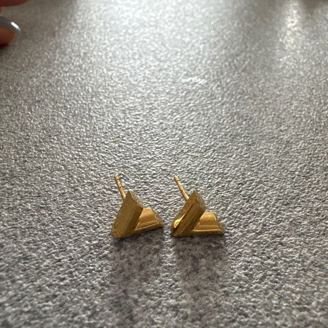 LOUIS VUITTON 三角形スタッドピアス