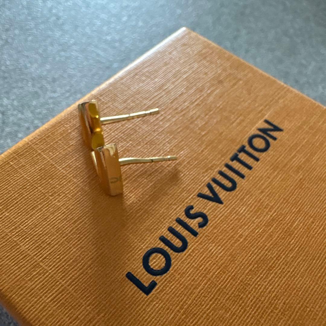 LOUIS VUITTON 三角形スタッドピアス