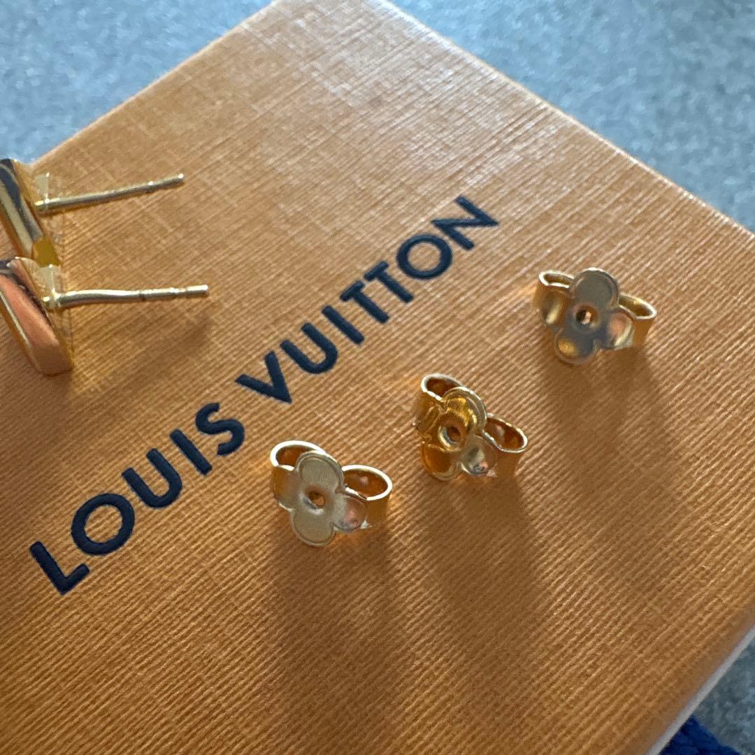 LOUIS VUITTON 三角形スタッドピアス