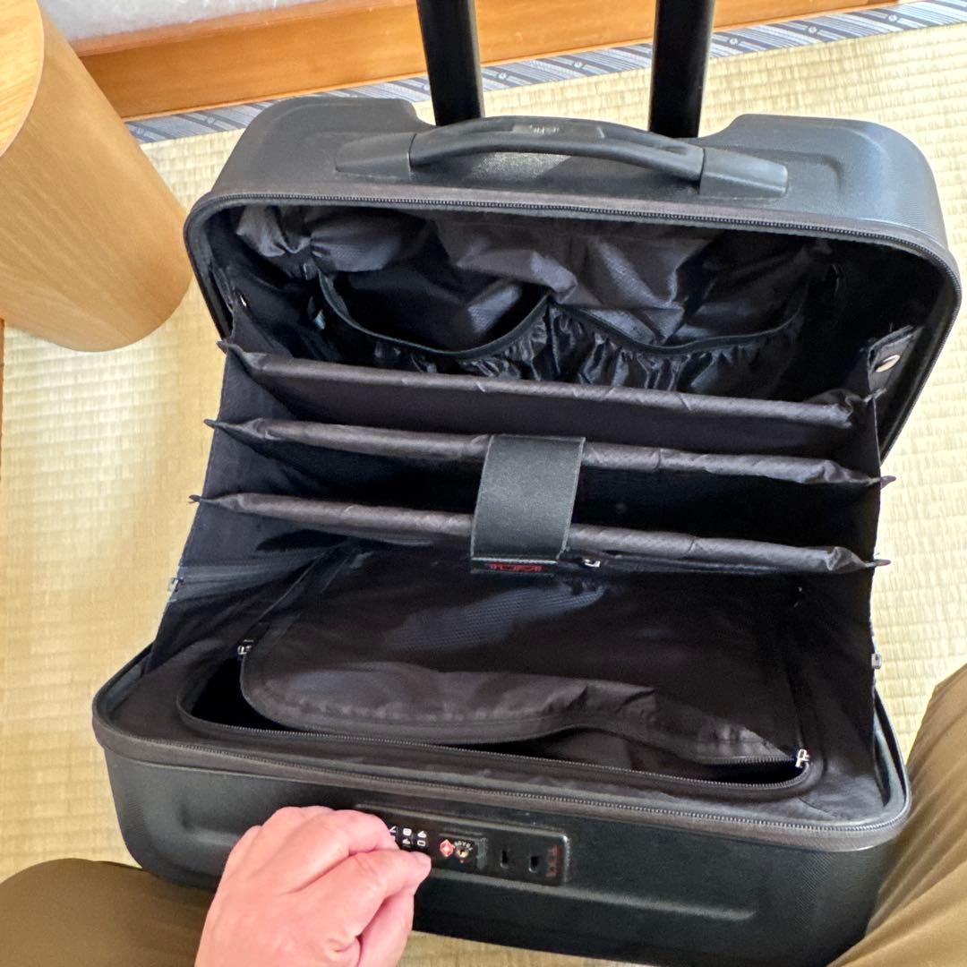 tumiブラックキャリーケース 4輪キャスター付き