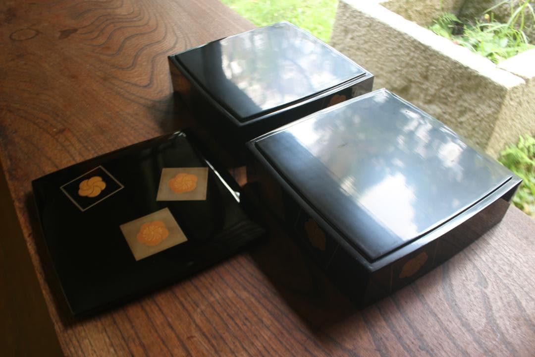 デッドストック！上質内朱黒漆に優美な梅蒔絵の映える二段重（検輪島塗重箱お重