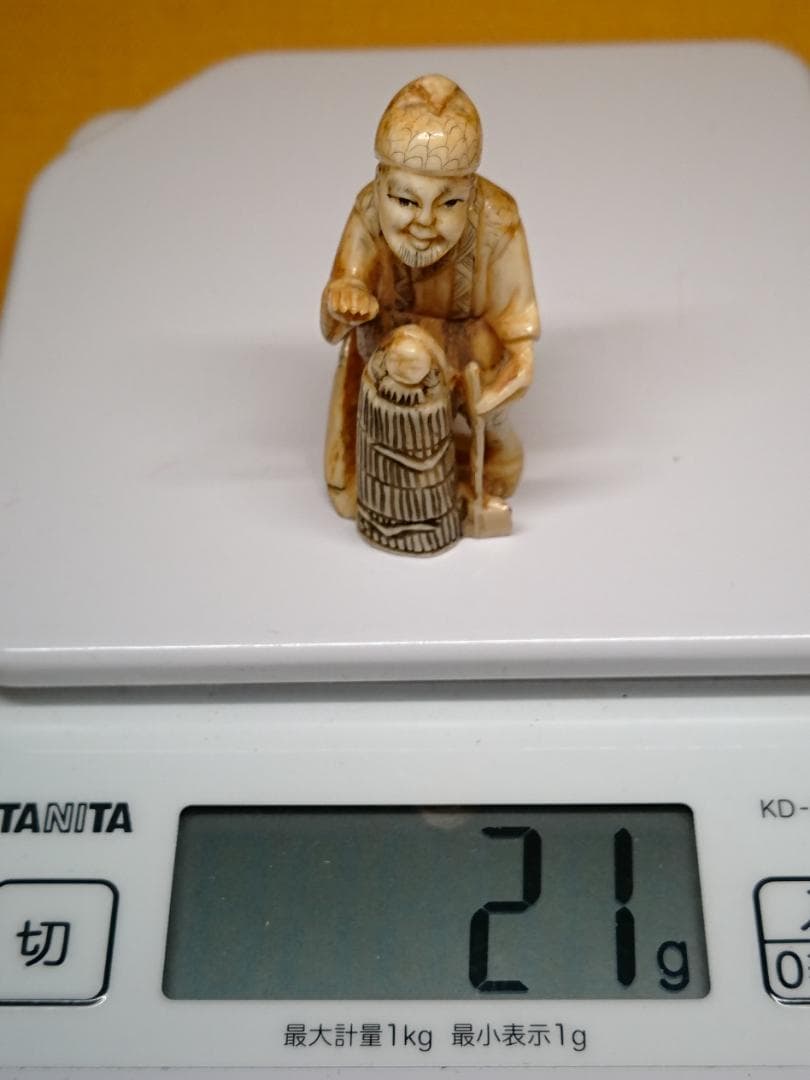 人形　天然素材　彫刻　彫像　根付　置物　インテリア　工芸品　美術品　A2825