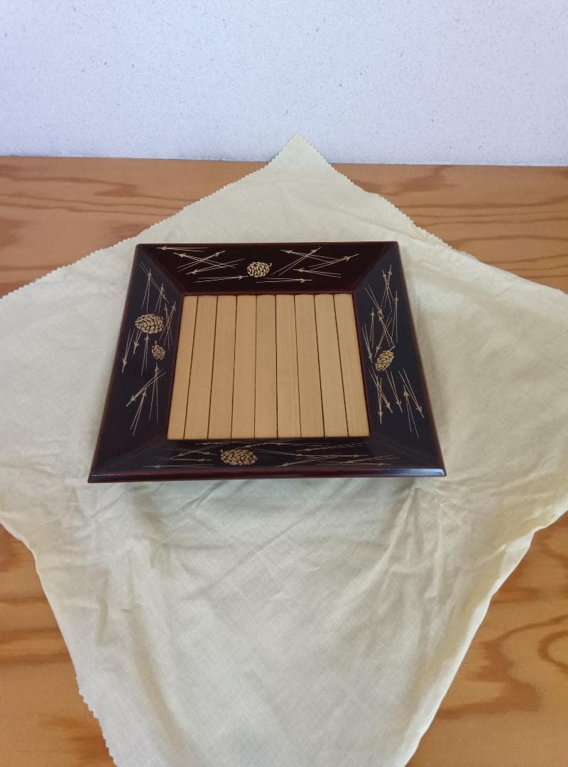 【美品・作者印】中村宗悦作の印布付き　而妙斎好の松葉蒔絵四方盆