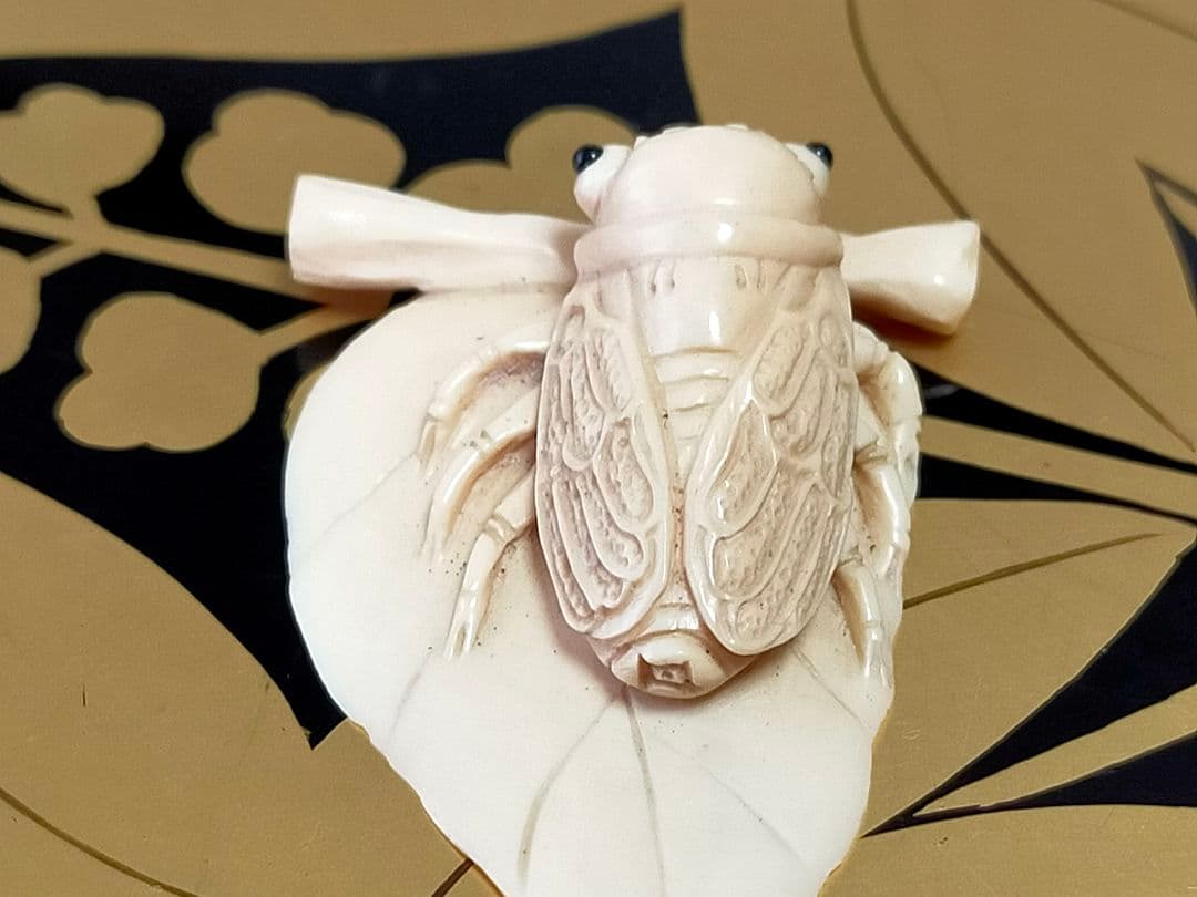 ♥　根付　蝉　セミ　在銘　骨董品　彫刻　アンティーク　レトロ