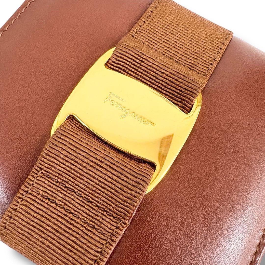 極美品✨Salvatore Ferragamo ヴァラリボン 2つ折り財布 茶