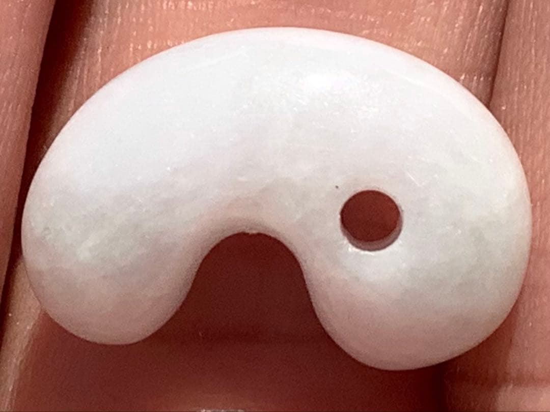 ✳ 極上の氷肌　神秘ラベンダー　糸魚川翡翠勾玉★鑑定鑑別書付　⭕️特別安価お値段‼️