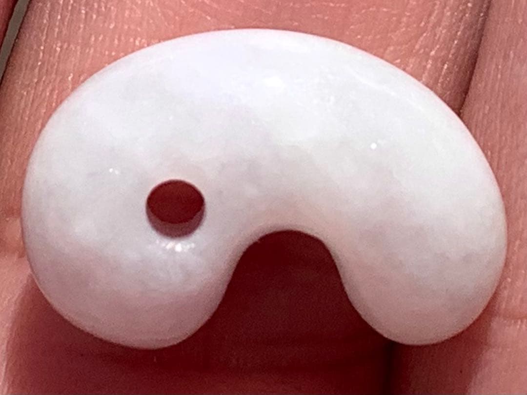 ✳ 極上の氷肌　神秘ラベンダー　糸魚川翡翠勾玉★鑑定鑑別書付　⭕️特別安価お値段‼️