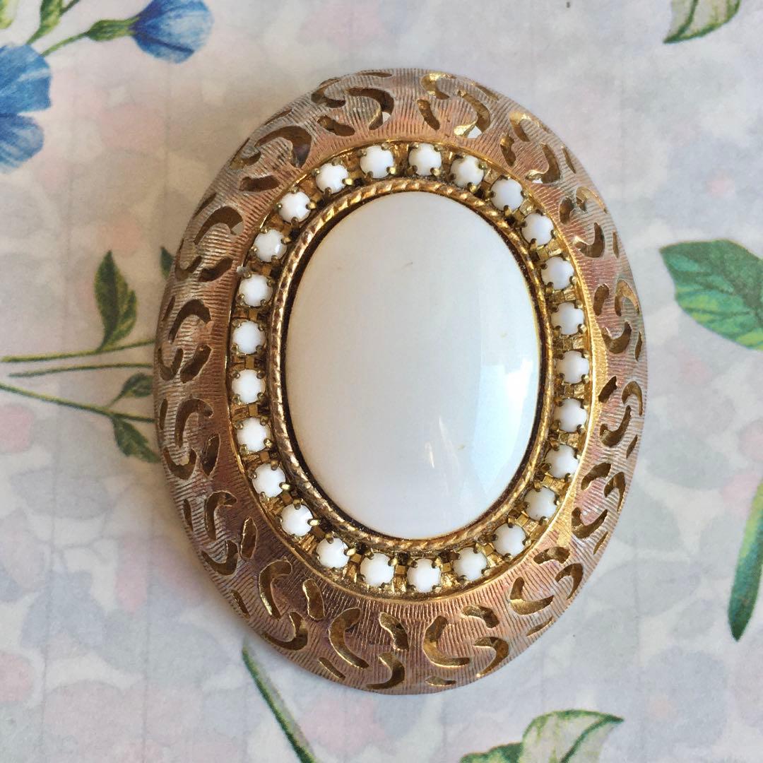 fumi様☆#4300 HAR ヴィンテージ　ブローチ　オーバル　ミルクガラス