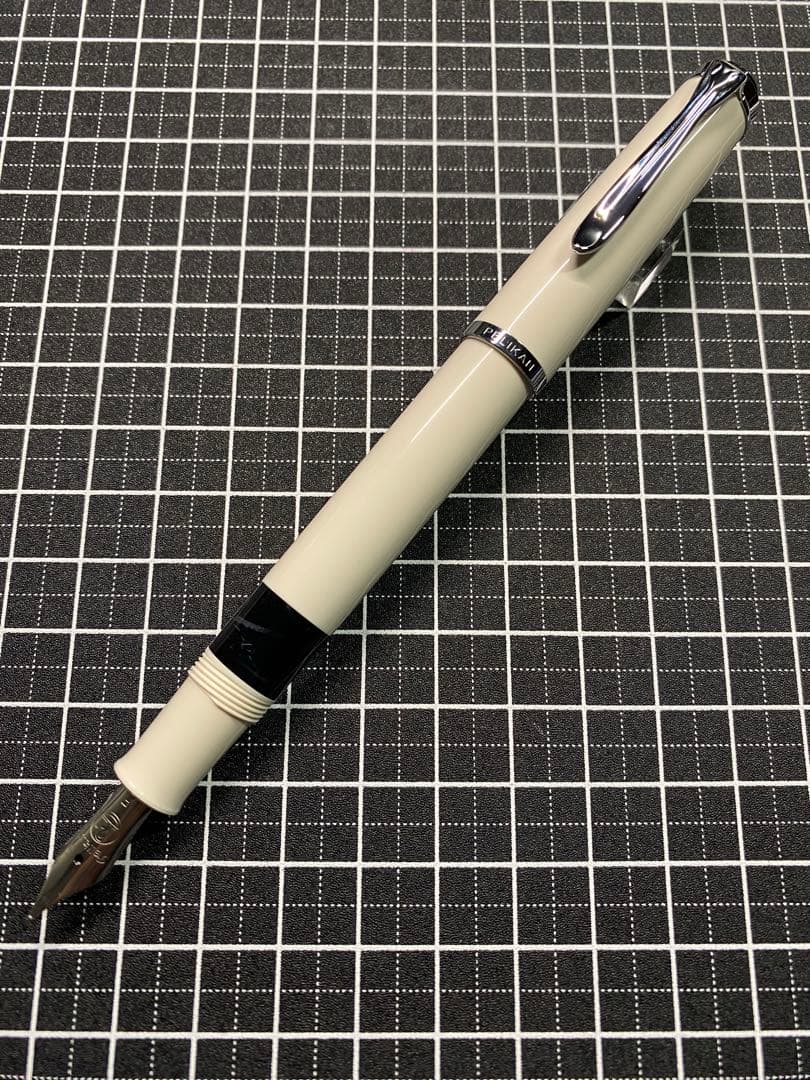 PELIKAN CLASSIC M205 WHITE 万年筆　字幅F