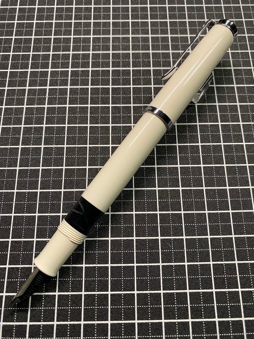 PELIKAN CLASSIC M205 WHITE 万年筆　字幅F