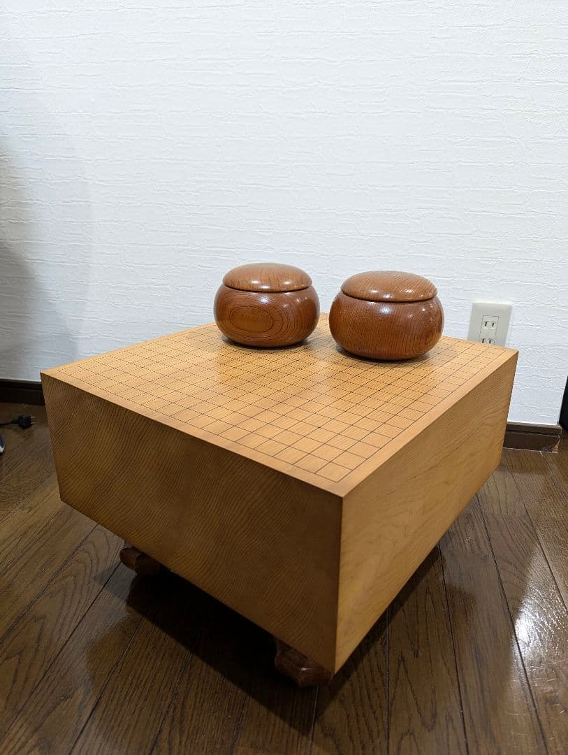 本格囲碁セット　基盤　蛤碁石　那智黒石　脚/へそ　桐のケース付き