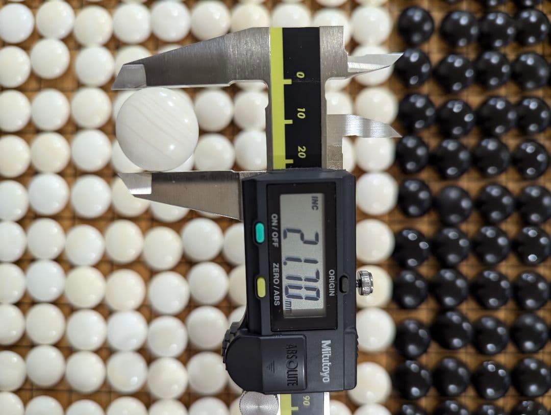 本格囲碁セット　基盤　蛤碁石　那智黒石　脚/へそ　桐のケース付き