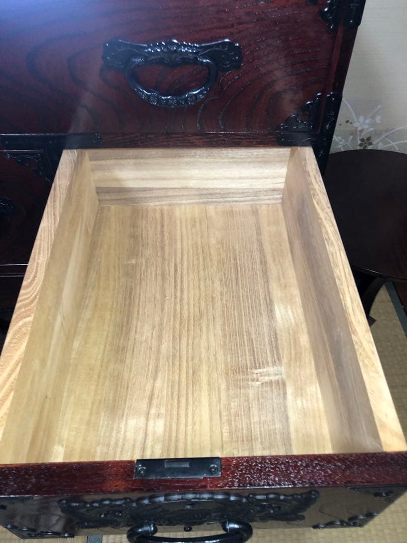 仙台箪笥 仙臺民藝 伊達箪笥 漆塗り 伝統的な彫刻付き木製箪笥