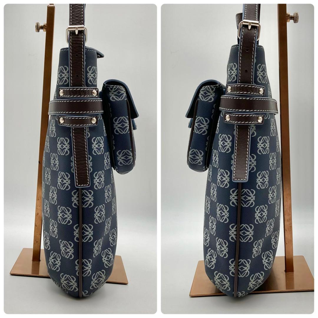 fumiko✨ LOEWE ショルダーバッグ リピートアナグラム 紺色