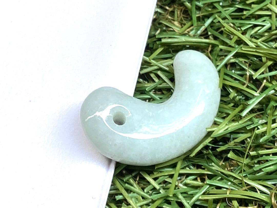 ✳浮かぶ氷紋様‼️　アイスジェイド　吉祥開運*糸魚川翡翠勾玉　お守りに　鑑別書付‼️