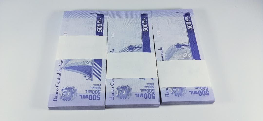 未使用 ベネズエラ　50万ボリバル・ソベラノ　紙幣　300枚　ハイパーインフレ