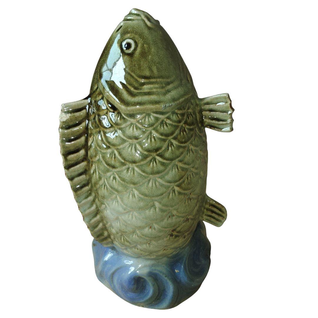 水面に跳び跳ねる鯉　置物　陶器製