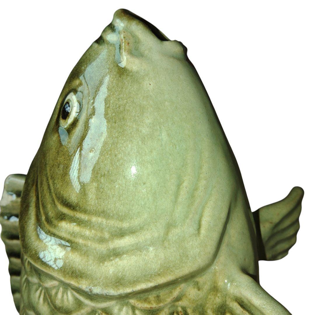 水面に跳び跳ねる鯉　置物　陶器製