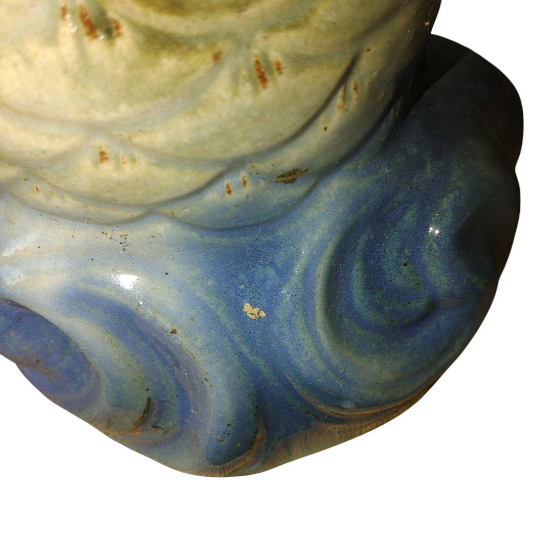 水面に跳び跳ねる鯉　置物　陶器製