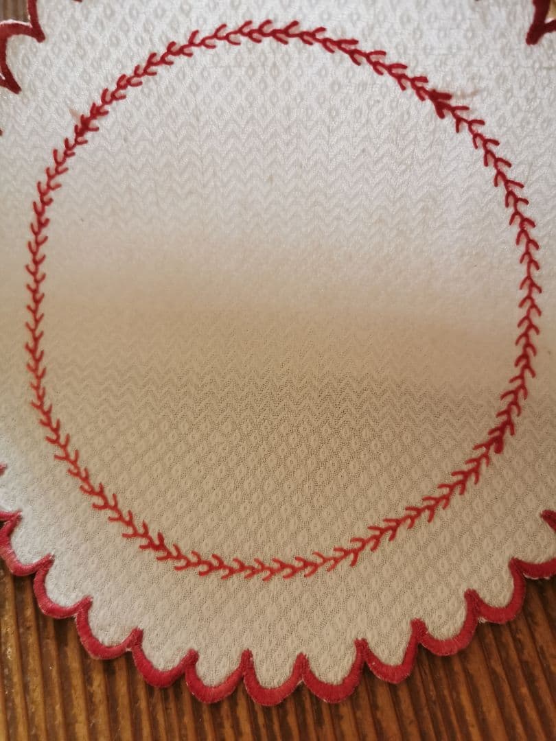 アンティークフランス ピケ風モチーフダマスク織❖〰️ 赤糸刺繍花型ドイリー