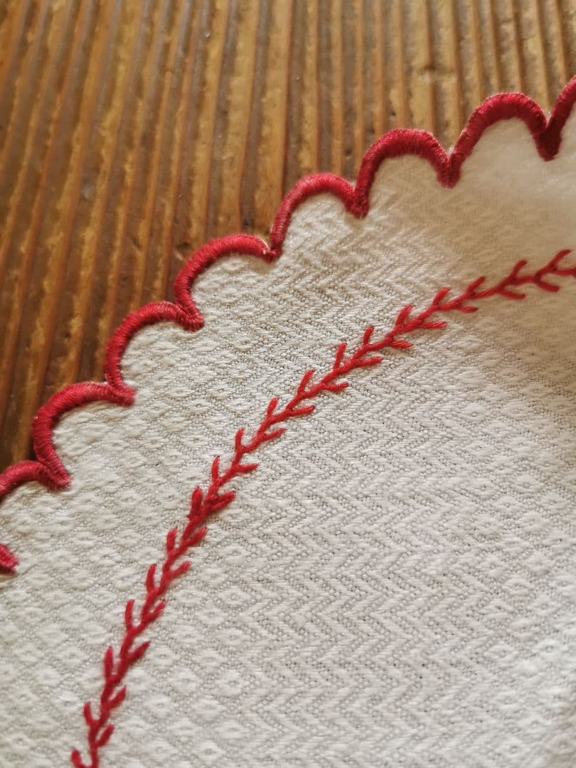 アンティークフランス ピケ風モチーフダマスク織❖〰️ 赤糸刺繍花型ドイリー