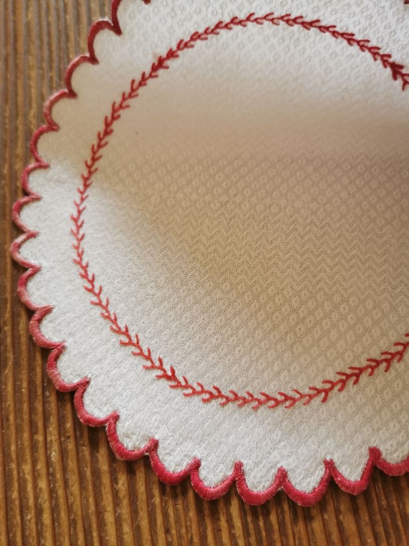 アンティークフランス ピケ風モチーフダマスク織❖〰️ 赤糸刺繍花型ドイリー