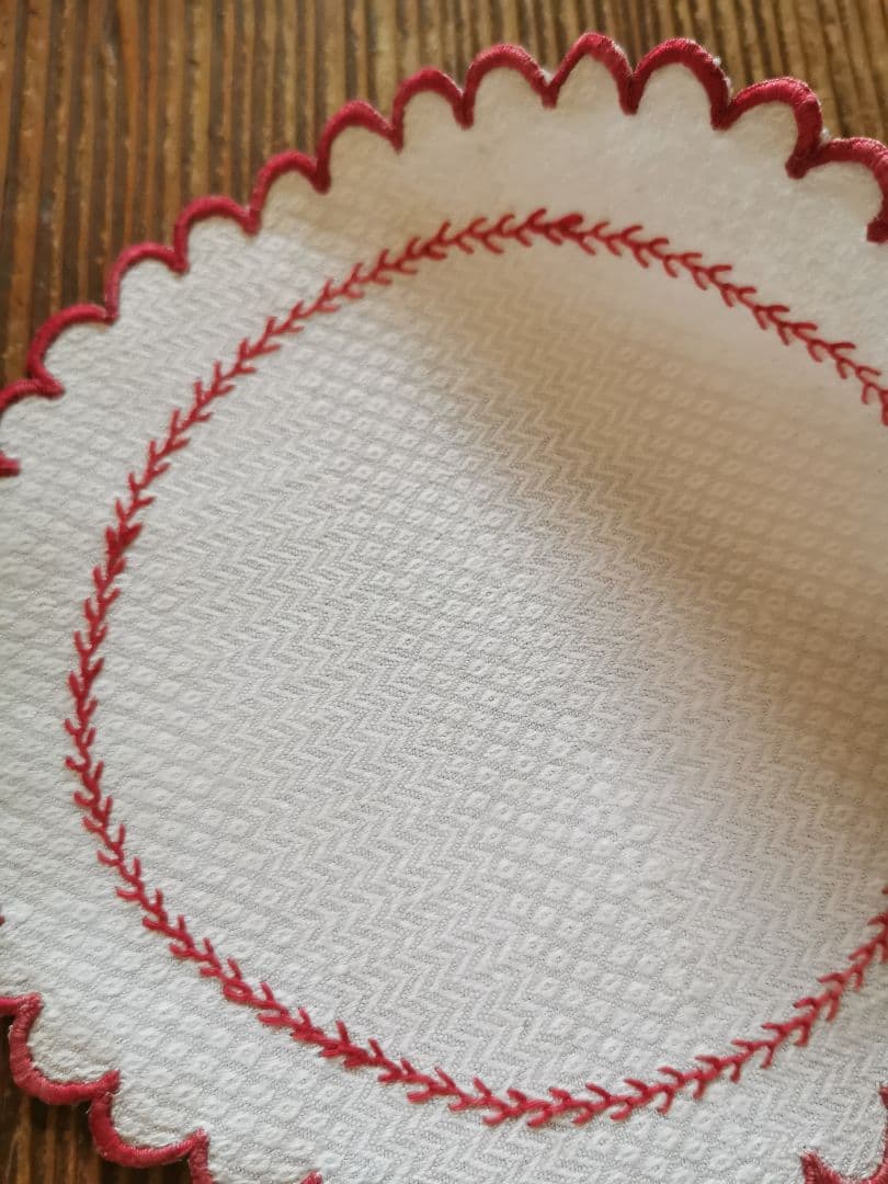 アンティークフランス ピケ風モチーフダマスク織❖〰️ 赤糸刺繍花型ドイリー