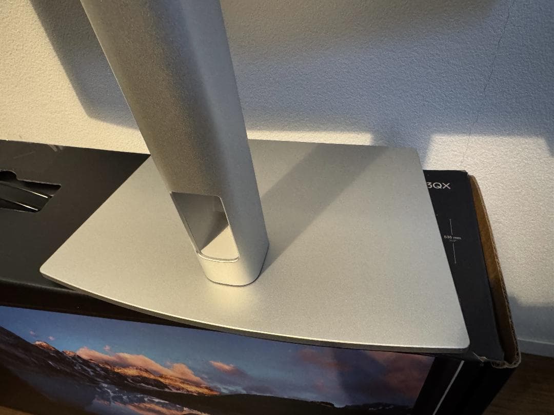 Dell U2723QX 27インチ 4K 液晶モニター　縦横回転・高さ調整