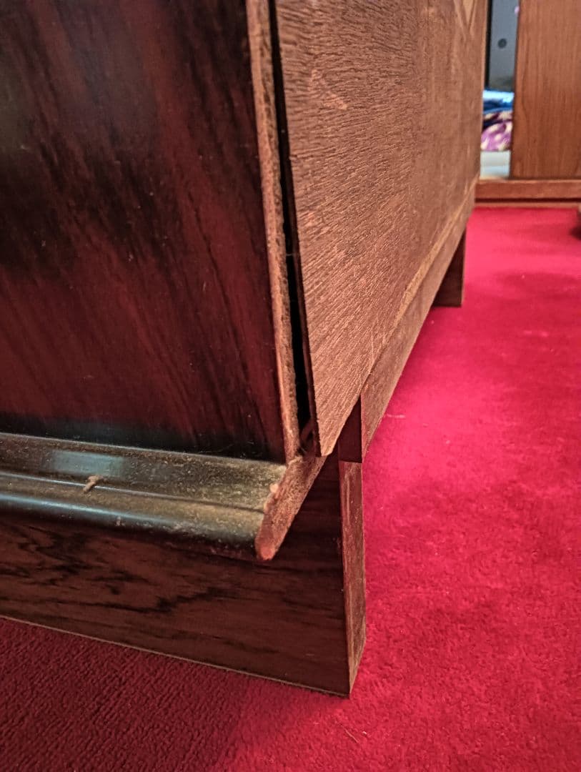 ダークブラウン　赤っぽいウッド ガラス扉キャビネット　昭和　レトロ　ビンテージ