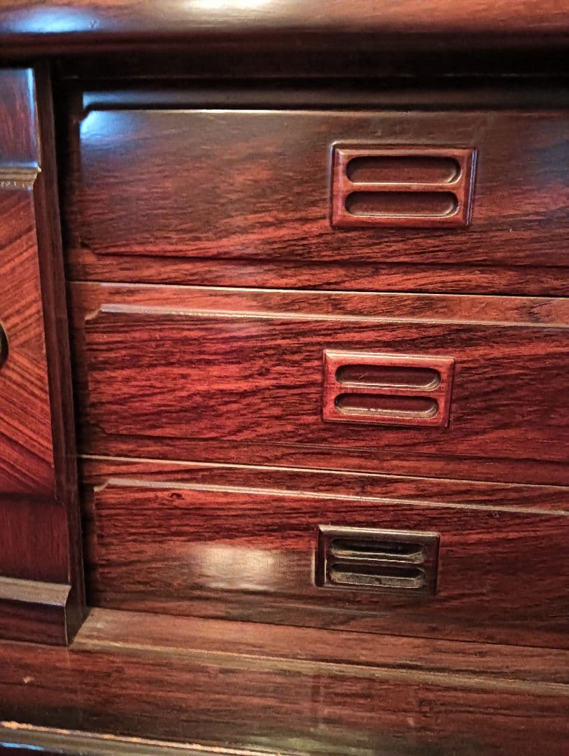 ダークブラウン　赤っぽいウッド ガラス扉キャビネット　昭和　レトロ　ビンテージ