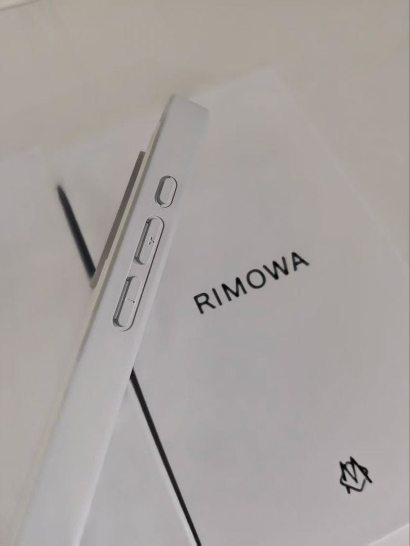未使用 RIMOWA シルバー iPhone16pro用ケース