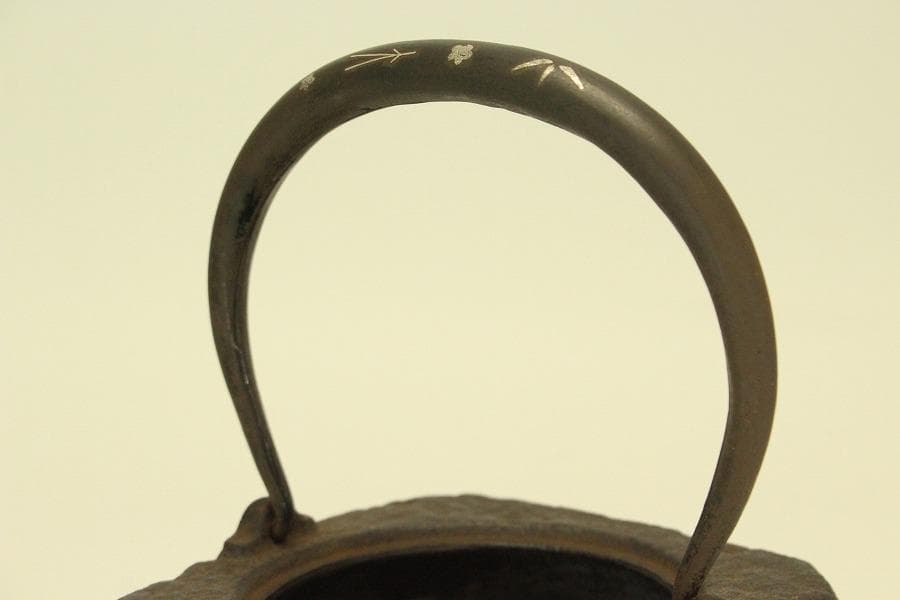 四方 在銘 持ち手 銀象嵌 鉄瓶 未使用 時代物(A677)