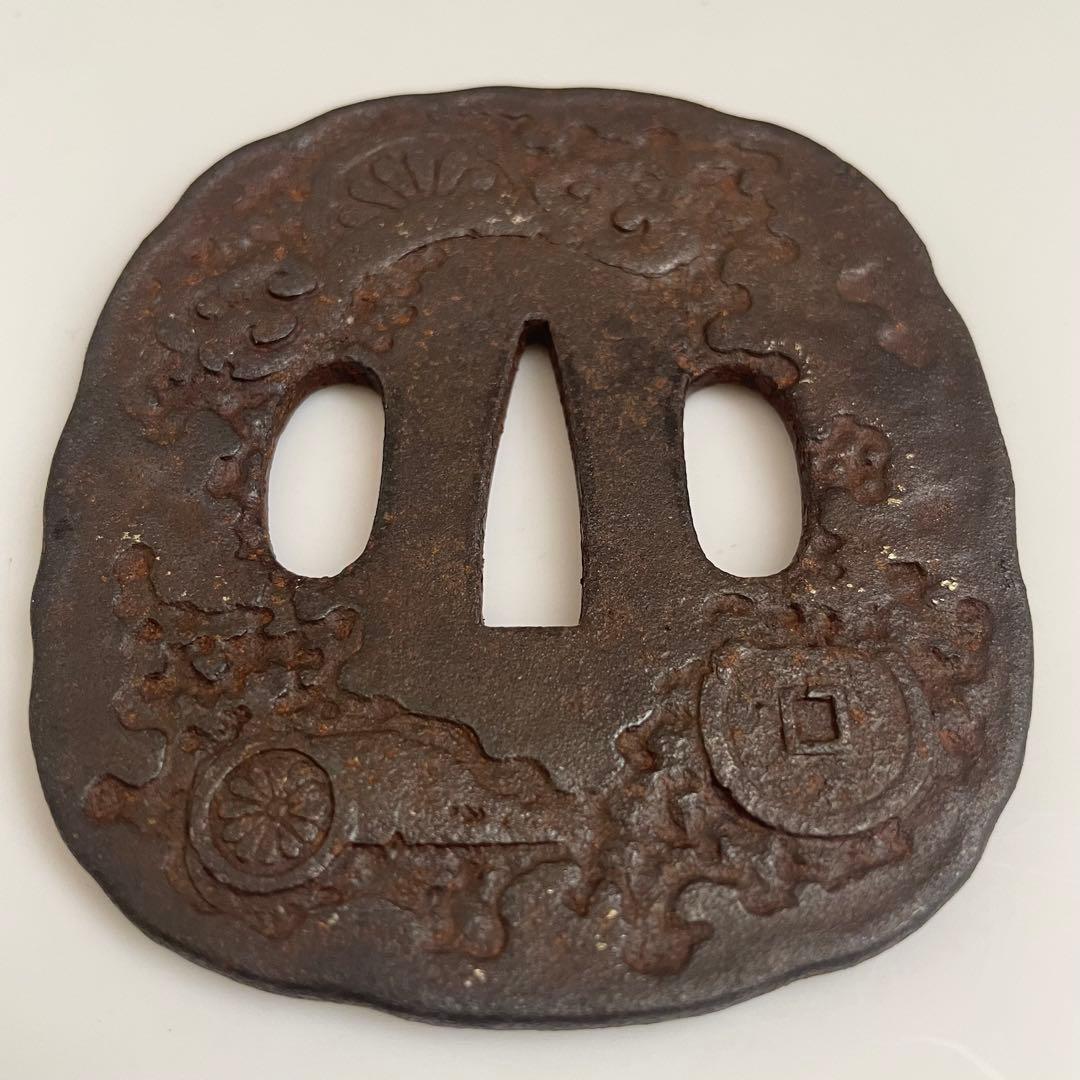 薄*明様 鐔　上作　江戸時代　鉄地金象嵌　瓦に古銭　家紋図