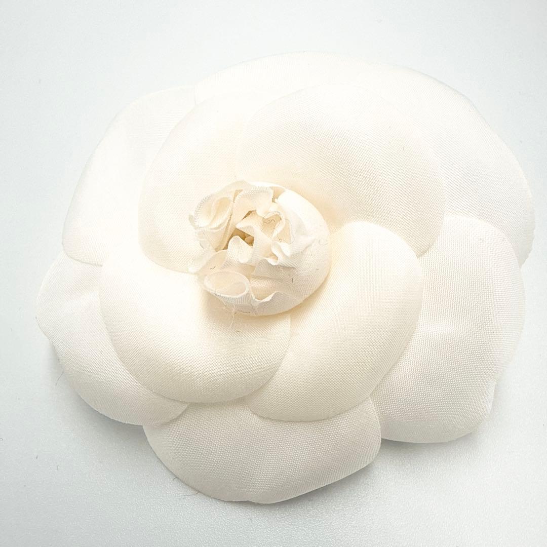 真贋済/美品✨シャネル コサージュ ブローチ カメリア ホワイト 箱付き