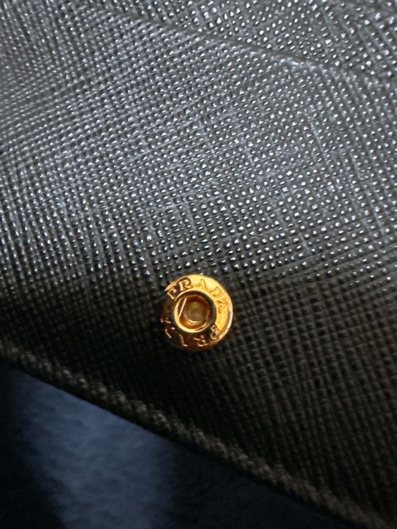 最終お値段です。PRADA 二つ折り財布