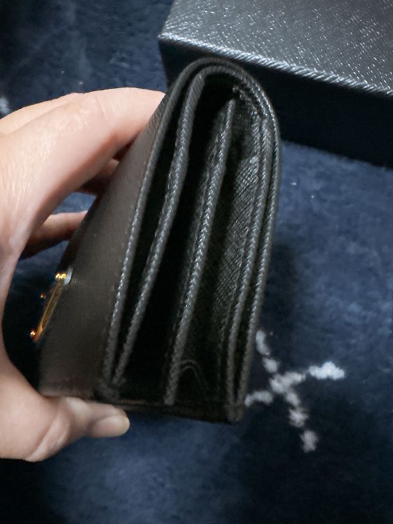 最終お値段です。PRADA 二つ折り財布