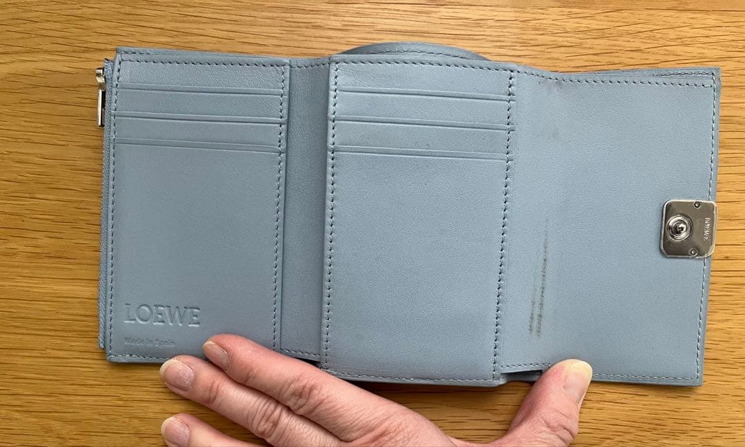 LOEWEアナグラム バーティカル ウォレット スモール（ペブルグレインカーフ）