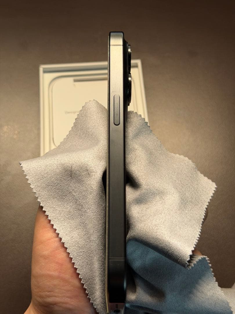 【美品】iPhone 15 Pro ブラックチタニウム256 GB SIMフリー