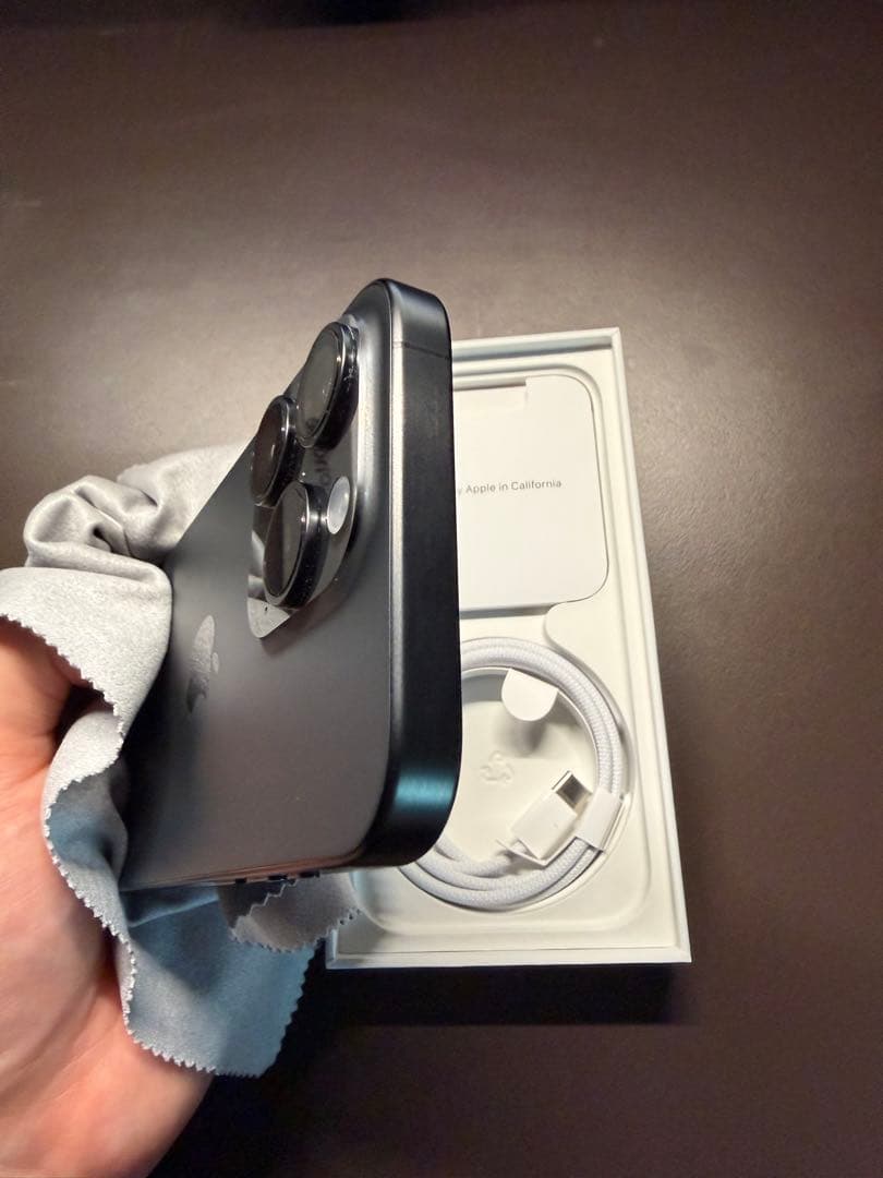 【美品】iPhone 15 Pro ブラックチタニウム256 GB SIMフリー