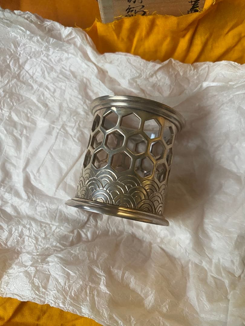 南鐐　亀甲透　青海波紋　蓋置　鋳師　金森紹栄氏作　共箱入