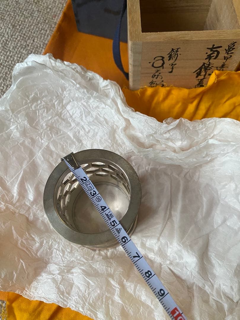 南鐐　亀甲透　青海波紋　蓋置　鋳師　金森紹栄氏作　共箱入